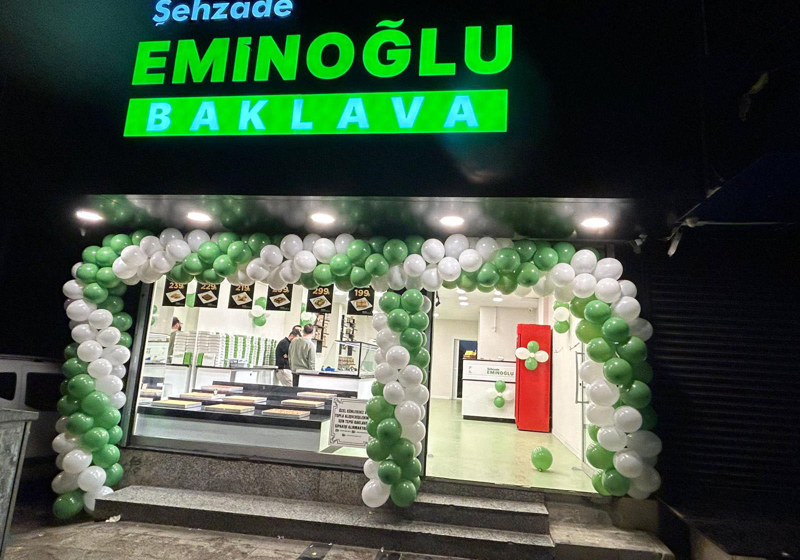 Açılış organizasyonu balon süslemesi